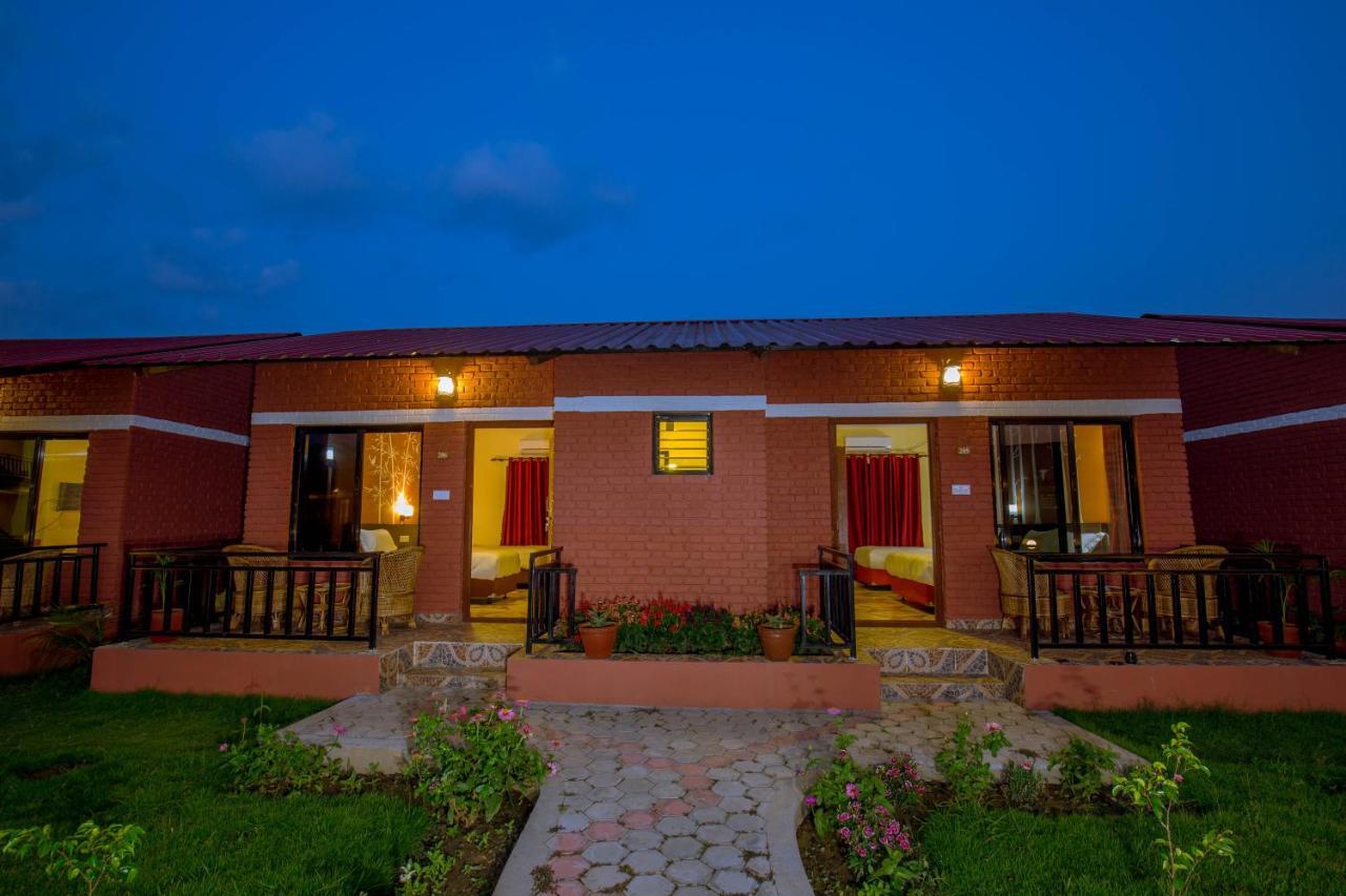 Vision Safari Pvt Ltd Hotel Sauraha Kültér fotó