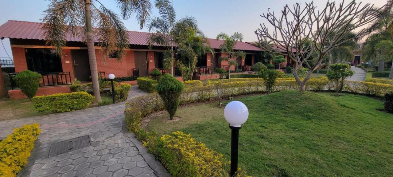 Vision Safari Pvt Ltd Hotel Sauraha Kültér fotó
