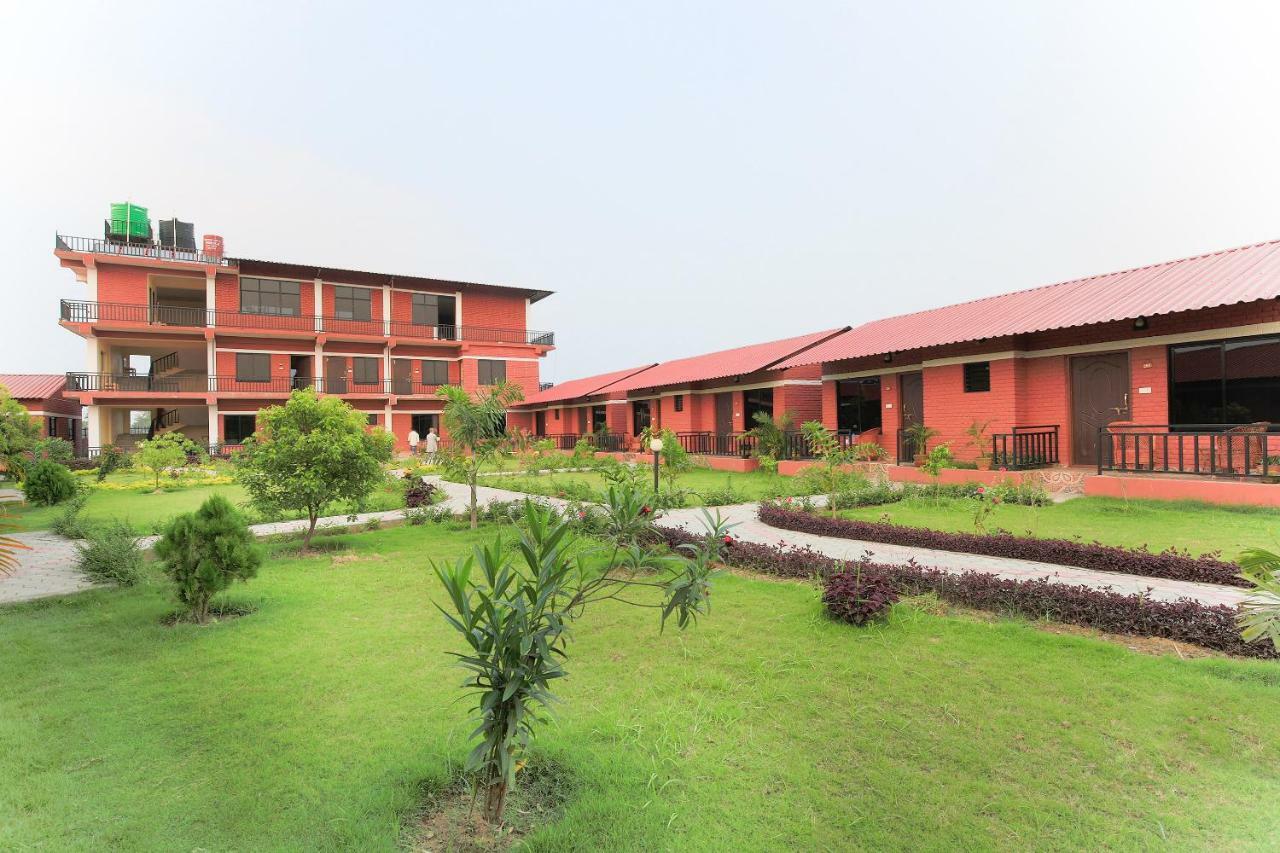 Vision Safari Pvt Ltd Hotel Sauraha Kültér fotó