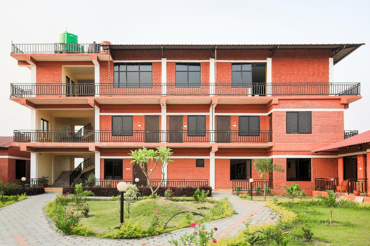 Vision Safari Pvt Ltd Hotel Sauraha Kültér fotó